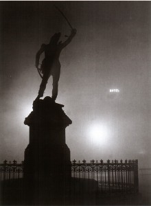 Brassai Brouillard sur la statue du marechal Ney